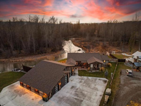 River's Edge Riverfront with Hot Tub Sauna & Game Room
